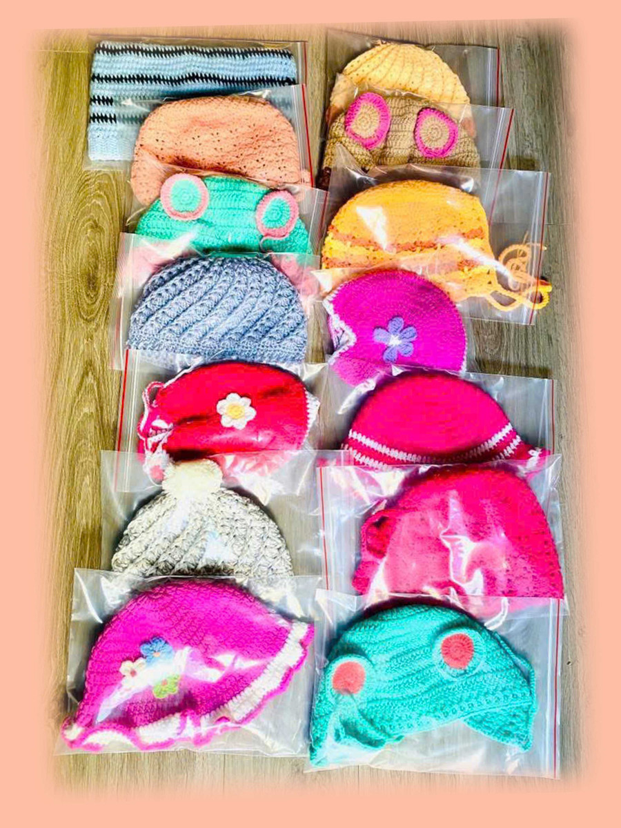 Những chiếc mũ do chị Hồng và chị Tâm móc.