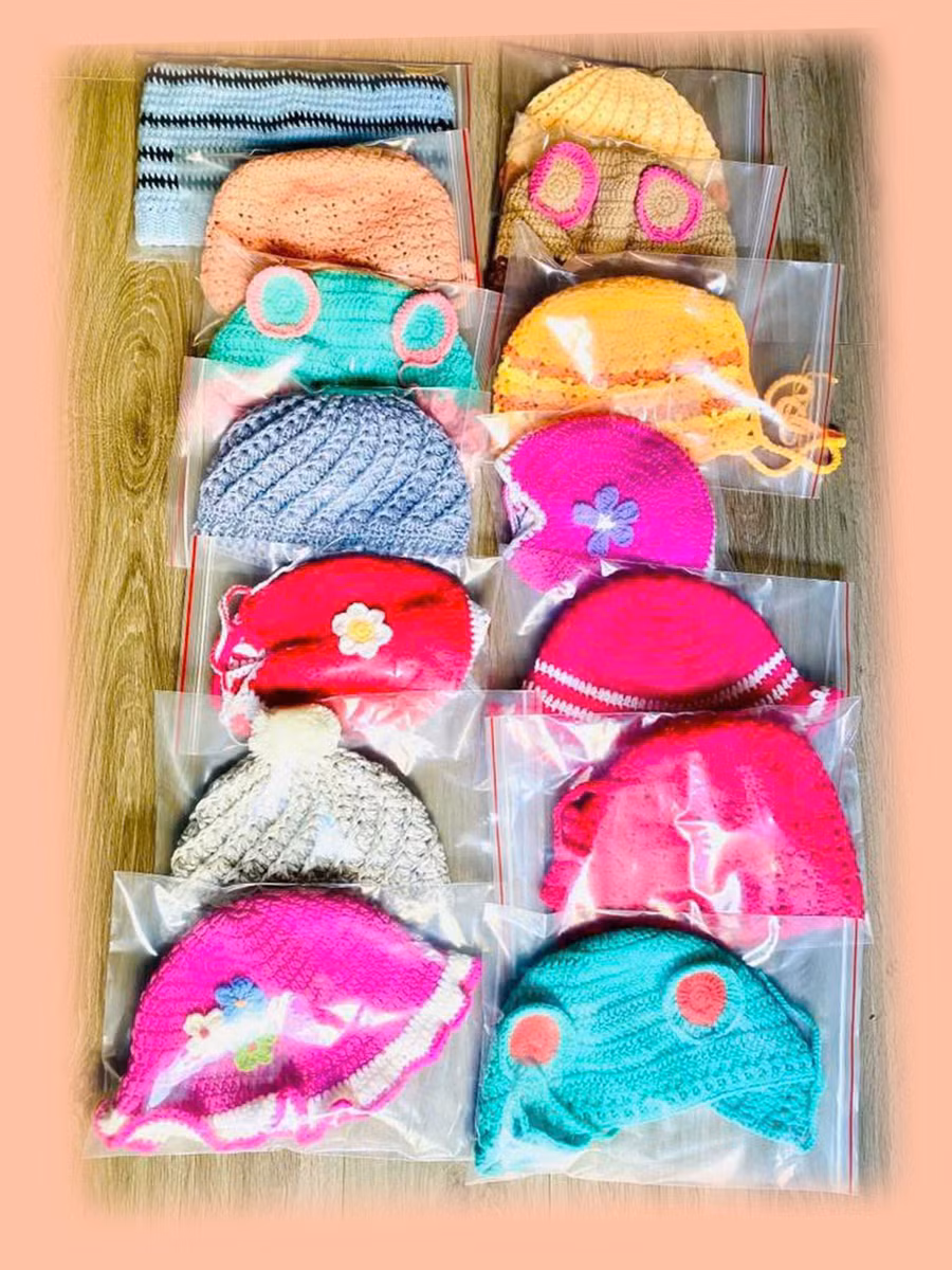 Những chiếc mũ do chị Hồng và chị Tâm móc.