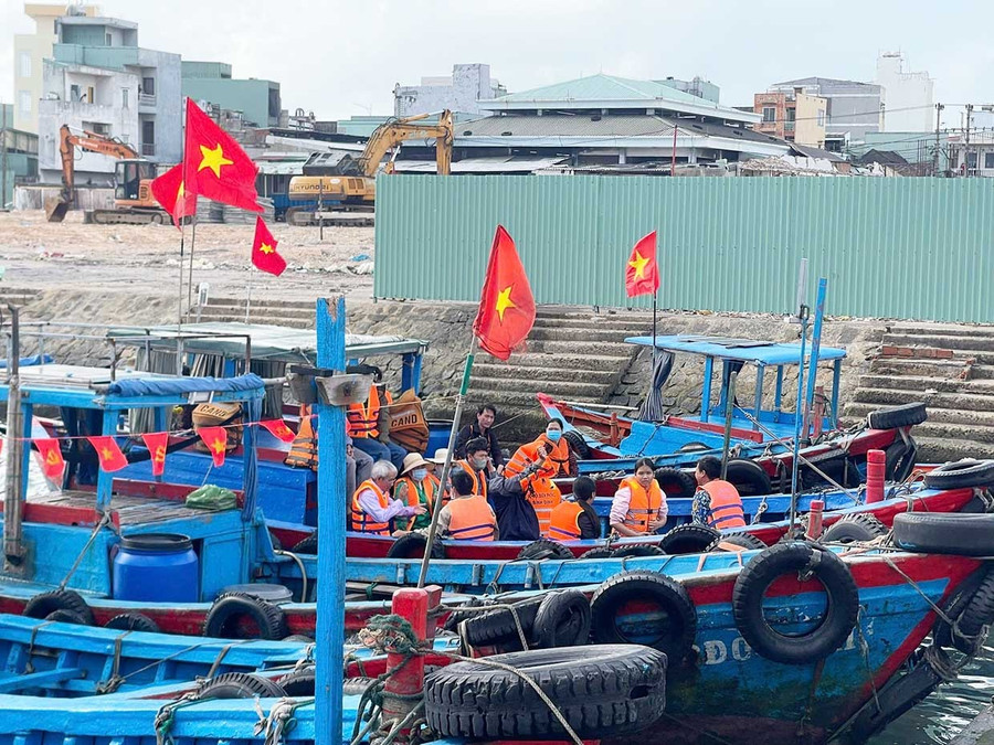 Người dân qua lại tại bến Hàm Tử (phường Quy Nhơn) đã quen với việc mặc áo phao khi lưu thông bằng phương tiện thủy nội địa. Ảnh: K.A