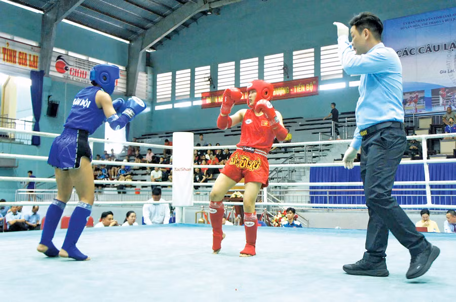 Trận đấu giữa vận động viên Lê Thị Nhi (Gia Lai, giáp đỏ) và Thái Thị Kim Anh (Quân đội 1, giáp xanh). Ảnh: R’Ô HOK