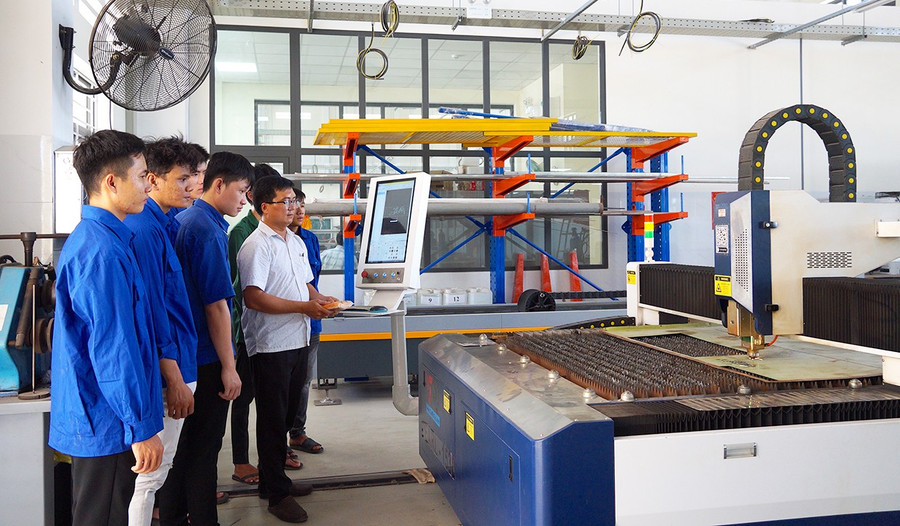 Bộ đội xuất ngũ học nghề hàn tại Trường Cao đẳng Kỹ thuật Công nghệ Quy Nhơn. Ảnh: Nguyễn Muội