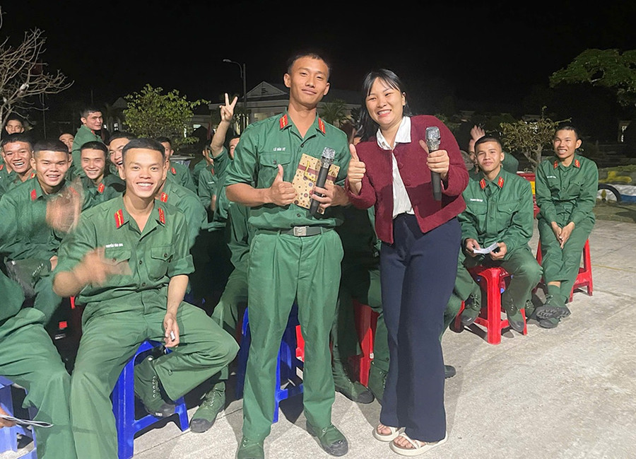 Đại diện Công ty Cổ phần Tập đoàn EI - chi nhánh Tây Nguyên và chiến sĩ Sư đoàn 31 trong phần giao lưu, tìm hiểu thông tin về việc làm, giáo dục nghề nghiệp. Ảnh: ĐVCC