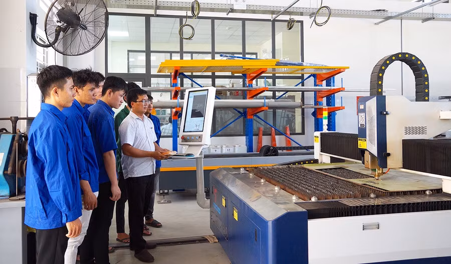 Bộ đội xuất ngũ học nghề hàn tại Trường Cao đẳng Kỹ thuật Công nghệ Quy Nhơn. Ảnh: Nguyễn Muội