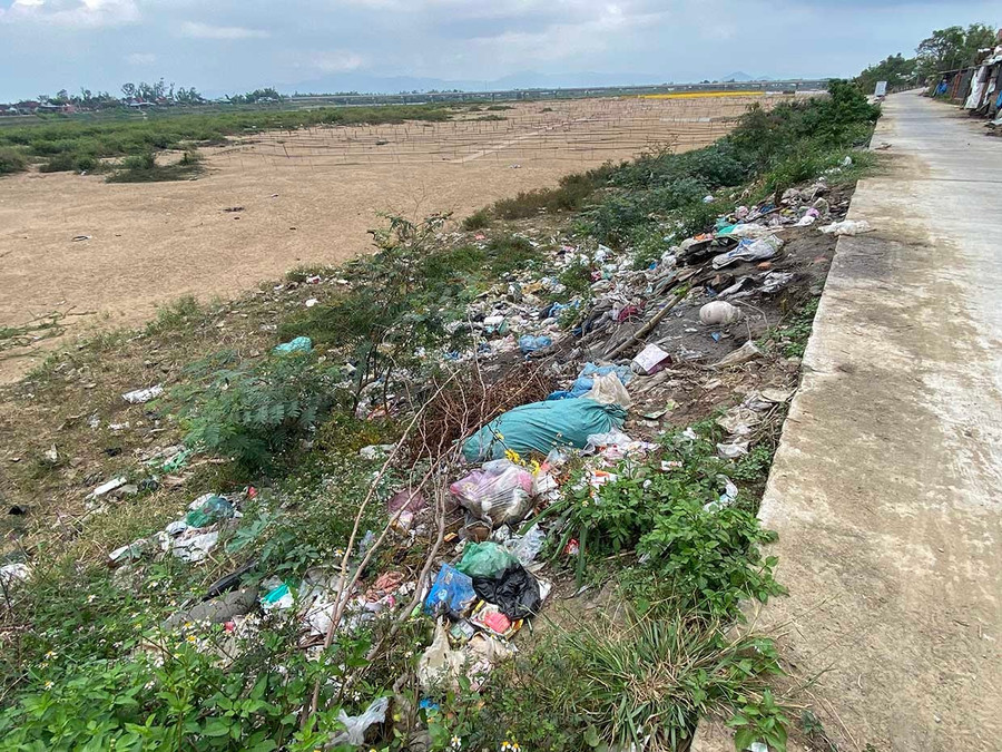 Rác thải vứt bừa bãi ở bờ kè sông Côn đoạn qua làng nghề bánh, bún An Thái. Ảnh: N.C