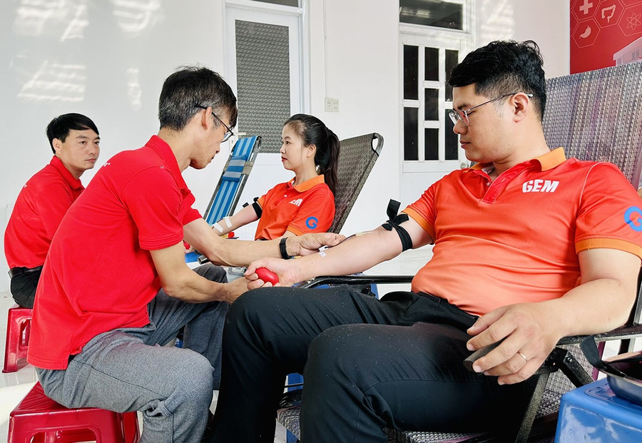 Các y, bác sĩ Hệ thống Y tế GEM tham gia hiến máu tình nguyện tại Bệnh viện Mắt Quốc tế Sài Gòn - Gia Lai ngày 1-3. Ảnh: Như Nguyện