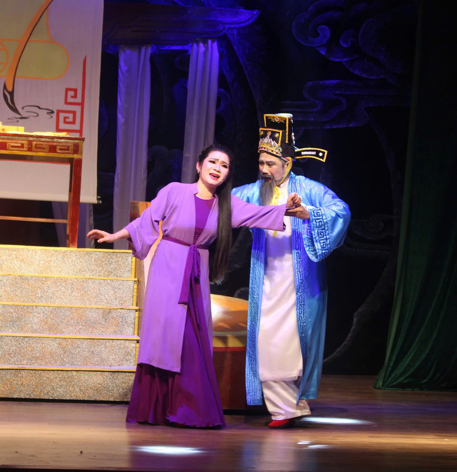 Một cảnh diễn của Nghệ sĩ Ưu tú Dương Nữ Thùy Dung trong vở Cô Thần - vở diễn đoạt huy chương vàng tại Liên hoan sân khấu chuyên nghiệp Tuồng và Dân ca kịch toàn quốc 2023. Ảnh: NVCC