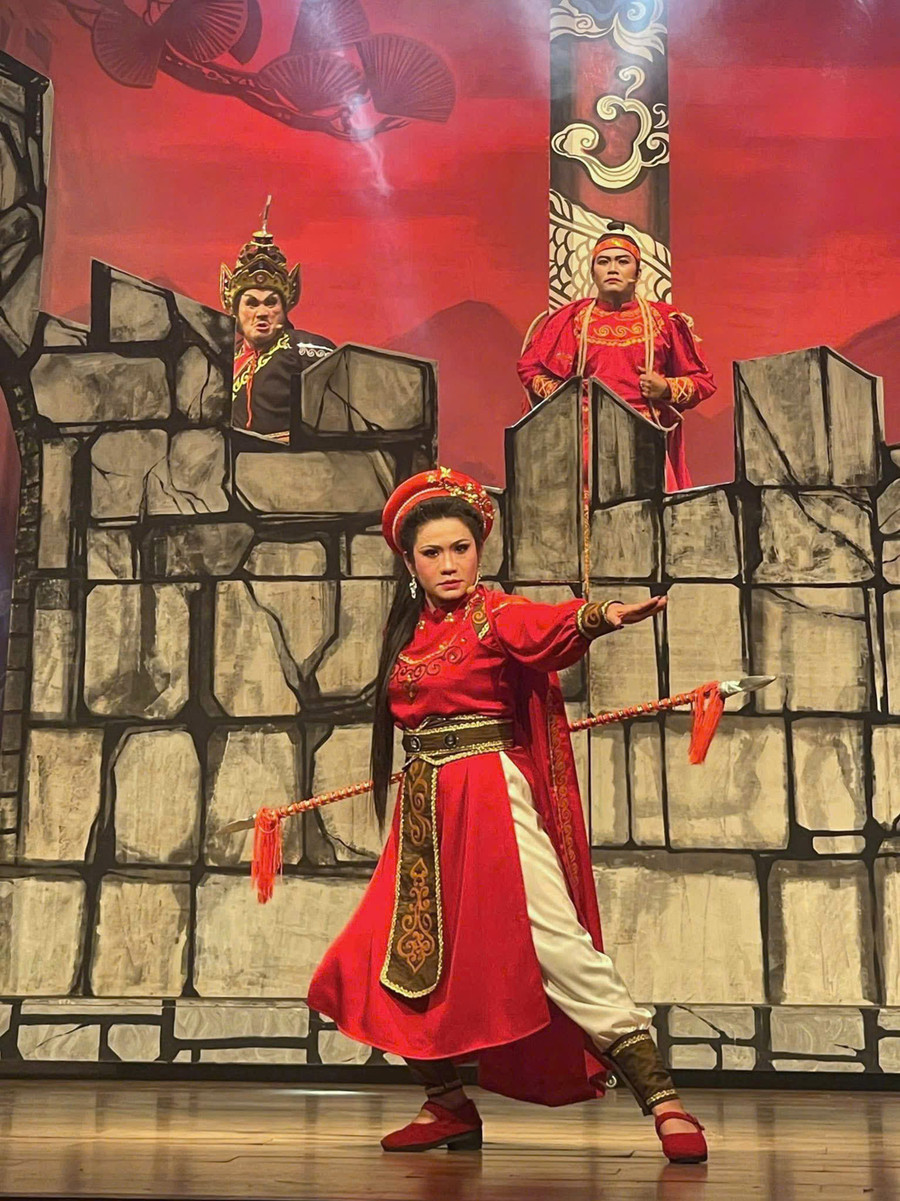 Nghệ sĩ Ưu tú Dương Nữ Thùy Dung trong vai Khúc Thị Ngọ (vở Ngọc sáng Khúc gia trang). Ảnh: NVCC