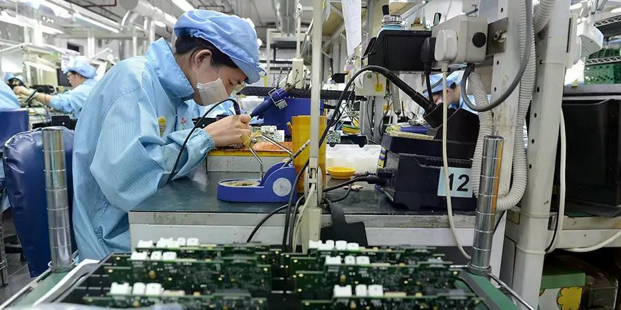 Theo Bộ trưởng Teo, dù AI có thể vượt trội về tốc độ, kiến thức chuyên ngành của con người vẫn đóng vai trò quyết định trong việc định hướng và đánh giá kết quả.