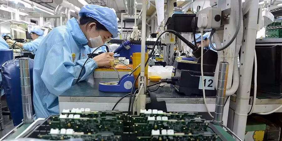 Theo Bộ trưởng Teo, dù AI có thể vượt trội về tốc độ, kiến thức chuyên ngành của con người vẫn đóng vai trò quyết định trong việc định hướng và đánh giá kết quả.