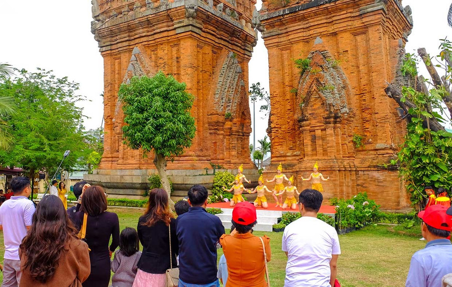 Du khách thưởng thức múa Chăm tại di tích tháp Đôi (phường Quy Nhơn) dịp Tết Bính Ngọ. Ảnh: Đoan Ngọc