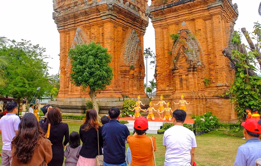 Du khách thưởng thức múa Chăm tại di tích tháp Đôi (phường Quy Nhơn) dịp Tết Bính Ngọ. Ảnh: Đoan Ngọc