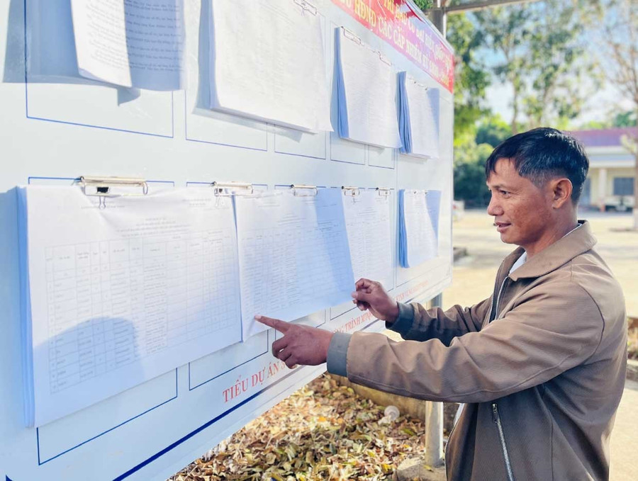 Cử tri xã Đak Sơmei kiểm tra danh sách niêm yết cử tri. Ảnh: P.D