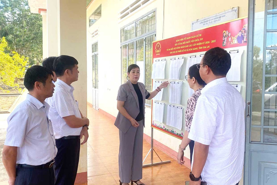 Đoàn giám sát, kiểm tra của Thường trực HĐND tỉnh giám sát công tác chuẩn bị bầu cử tại xã Vĩnh Thịnh. Ảnh: Trung Nghĩa