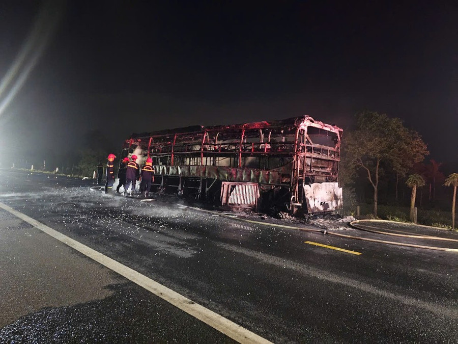 Chiếc xe khách giường nằm bị cháy trơ khung trên đường tránh phía Đông Buôn Ma Thuột