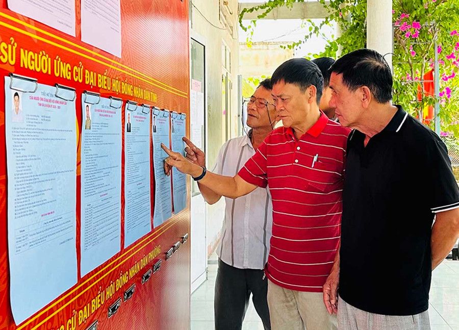 Cử tri tổ dân phố Trung Ái (phường An Nhơn Nam) xem thông tin danh sách, tiểu sử tóm tắt của các ứng cử viên đại biểu Quôc hội khóa XVI và đại biểu Hội đồng nhân dân các cấp nhiệm kỳ 2026-2031. Ảnh: D.Đcu-them1.jpg