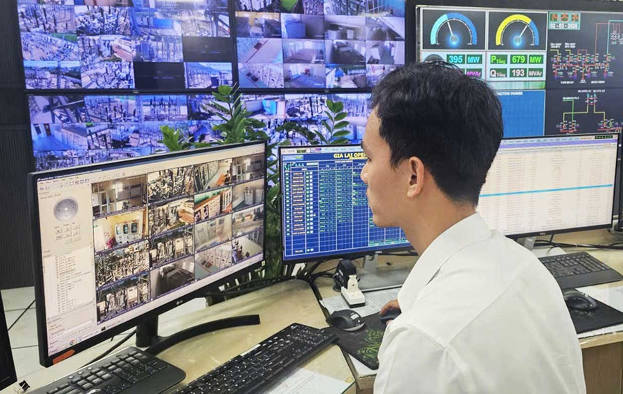 Cán bộ kỹ thuật GLPC giám sát tình hình hoạt động các trạm biến áp 110 kV từ trung tâm điều khiển hệ thống điện đặt tại công ty. Ảnh: T.Lợi