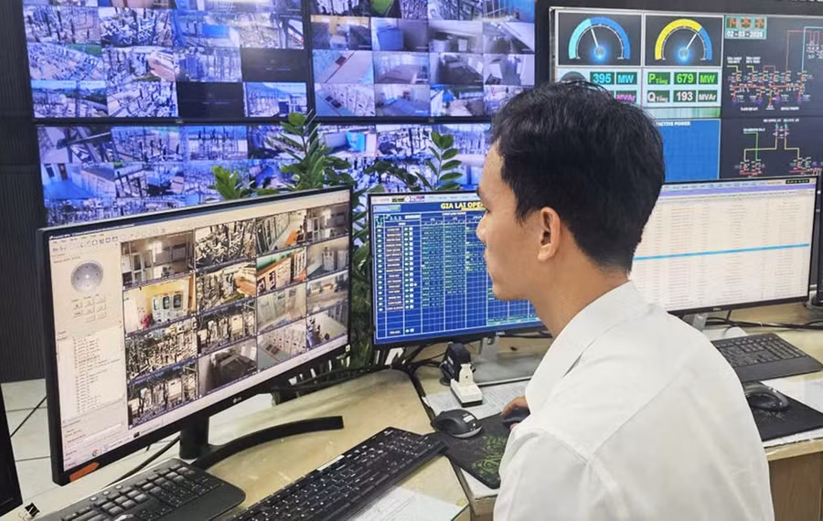 Cán bộ kỹ thuật GLPC giám sát tình hình hoạt động các trạm biến áp 110 kV từ trung tâm điều khiển hệ thống điện đặt tại công ty. Ảnh: T.Lợi