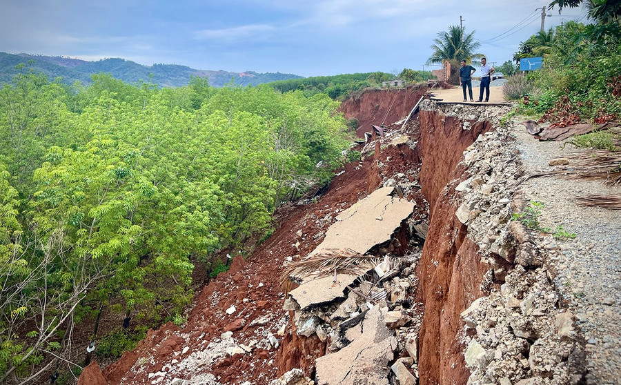 Khu vực sạt lở trên tuyến đường dẫn vào Trạm biến áp 500 kV vẫn tiếp tục diễn biến phức. Ảnh: M.P