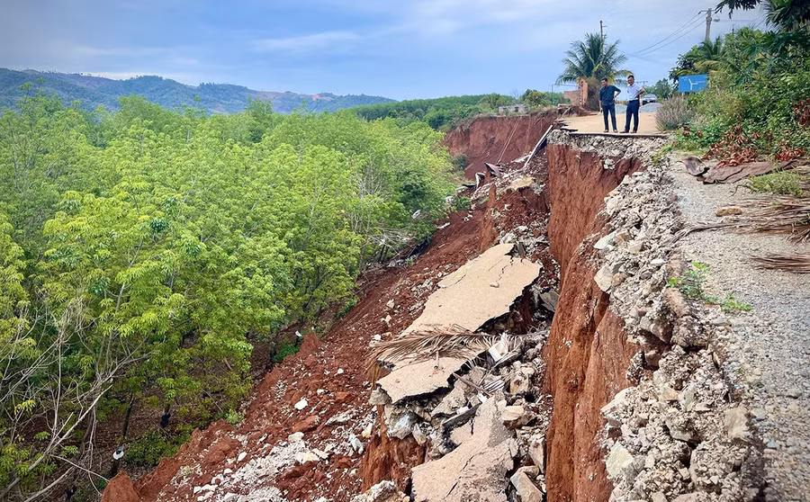 Khu vực sạt lở trên tuyến đường dẫn vào Trạm biến áp 500 kV vẫn tiếp tục diễn biến phức. Ảnh: M.P