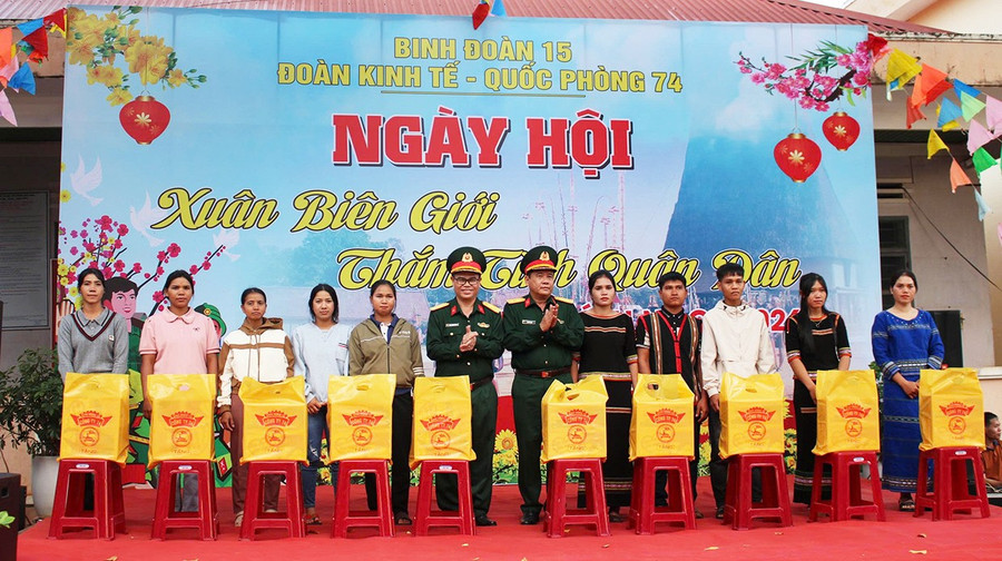 Lãnh đạo Đoàn Kinh tế - Quốc phòng 74 tặng quà cho người dân. Ảnh: V.H