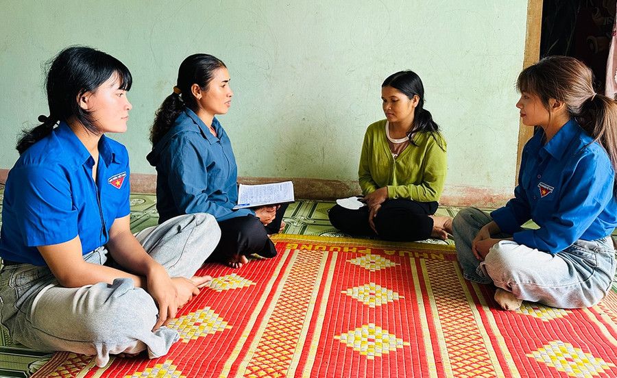 Bà Đinh Thị Xuênh (thứ 2 từ trái sang) thường xuyên tuyên truyền, vận động các hộ dân xóa bỏ hủ tục. Ảnh: T.C