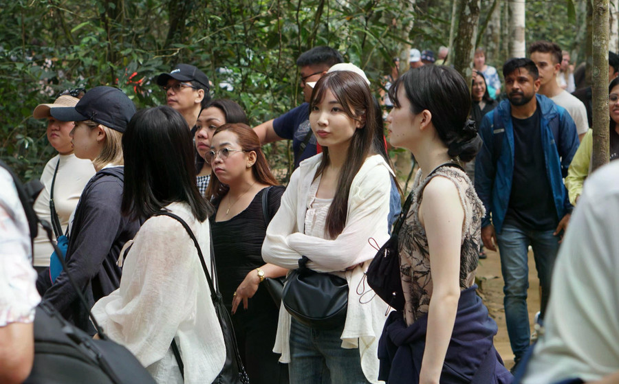 Đoàn khách Hàn Quốc, Ấn Độ tham quan địa đạo Củ Chi (TP.HCM). ẢNH: LÊ NAM