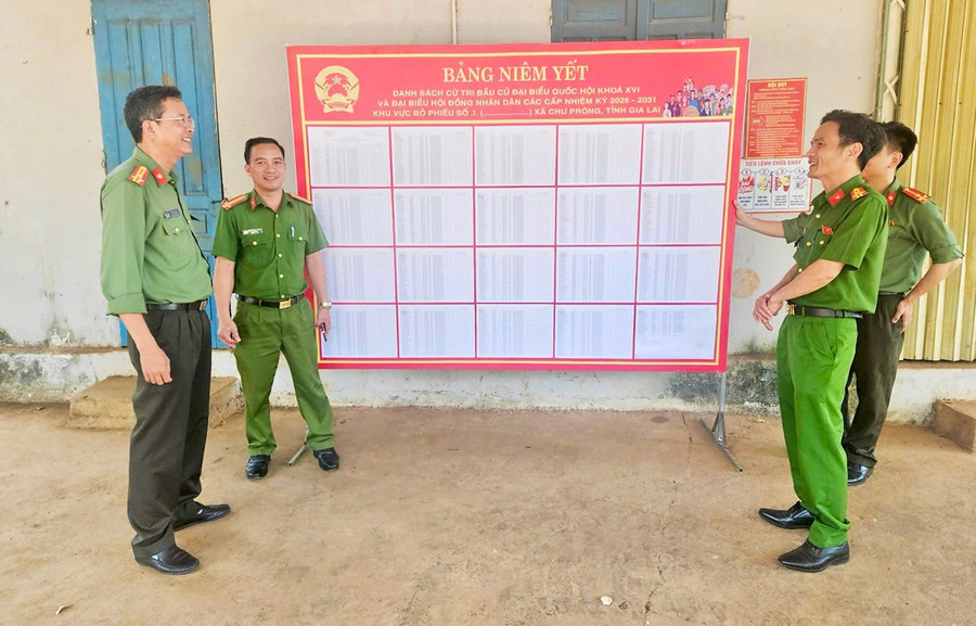 Lãnh đạo Phòng An ninh chính trị nội bộ (Công an tỉnh) kiểm tra công tác đảm bảo an ninh, an toàn tại điểm bầu cử trên địa bàn xã Chư Prông. Ảnh: ĐVCC