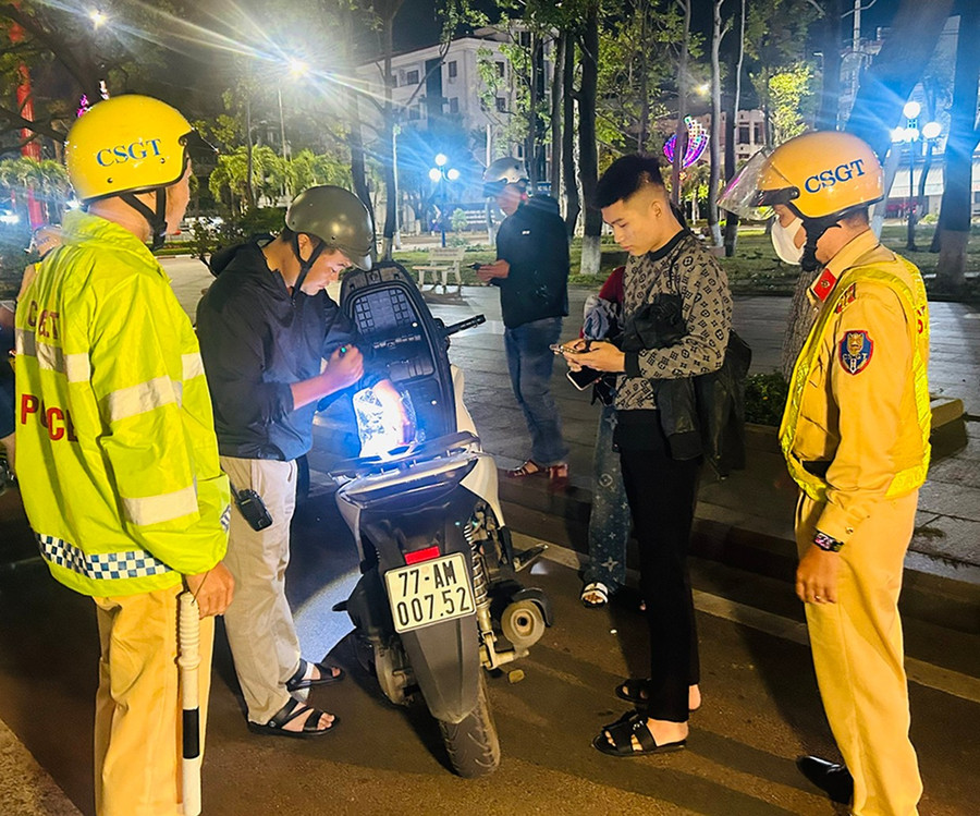 Cán bộ Phòng Cảnh sát giao thông phối hợp kiểm tra, ngăn chặn các hành vi vi phạm pháp luật tại địa bàn phường Quy Nhơn. Ảnh: K.A