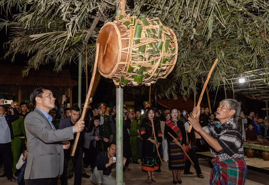 Bí thư Tỉnh ủy Quảng Trị Nguyễn Văn Phương và già làng Ma Công khai trống.