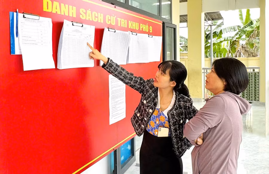 Cử tri ở khu phố 9 (phường Quy Nhơn Bắc) kiểm tra thông tin cử tri trước ngày bầu cử. Ảnh: N.H