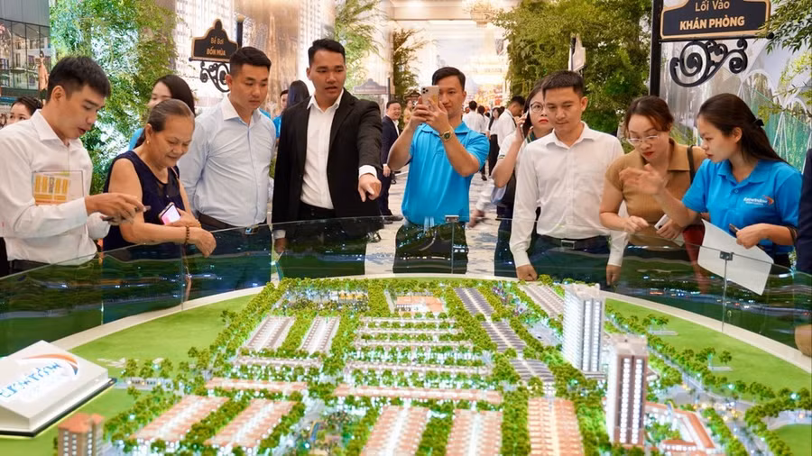 Khách hàng tìm hiểu một dự án bất động sản tại phường Phước Thắng, TPHCM. ẢNH: HOÀNG HÙNG