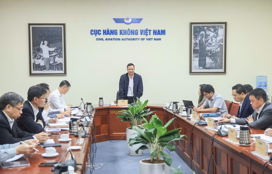 Cục trưởng Cục Hàng không Việt Nam Uông Việt Dũng chủ trì cuộc họp với các cơ quan, đơn vị trong ngành hàng không về kế hoạch ứng phó với các tác động từ việc tăng giá nhiên liệu do xung đột tại Trung Đông. Ảnh: Cục Hàng không