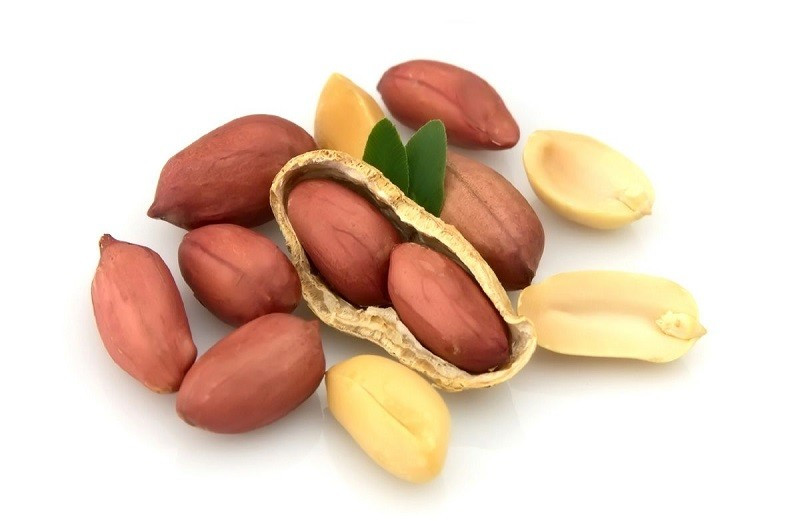 Việc ăn vặt bằng đậu phộng rang nguyên vỏ có thể giúp bảo vệ sự trẻ trung của tế bào, giúp quá trình lão hóa lành mạnh hơn (ảnh minh họa).