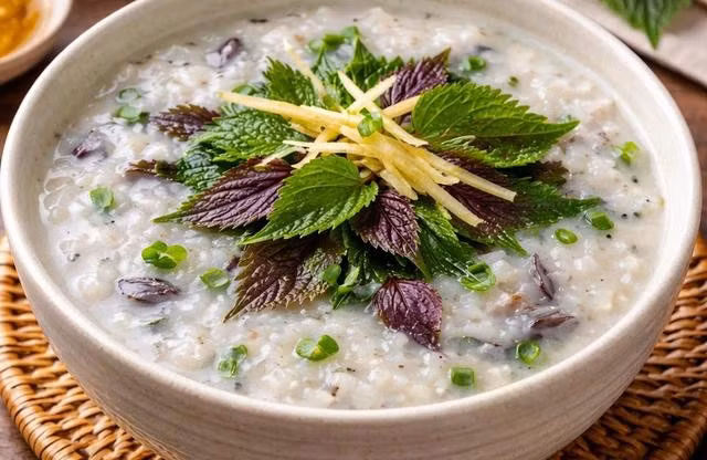 Khi bị cảm lạnh, người ta thường dùng khoảng 15-20 g lá tía tô tươi rửa sạch, thái nhỏ cho vào cháo nóng để ăn giải cảm. ẢNH: AI