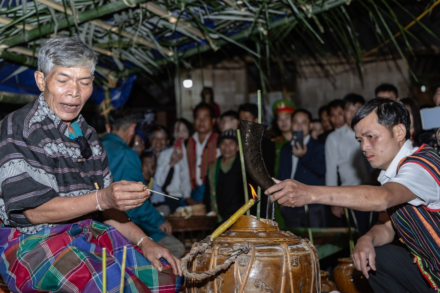 Già làng làm lễ cúng trước khi khai hội.