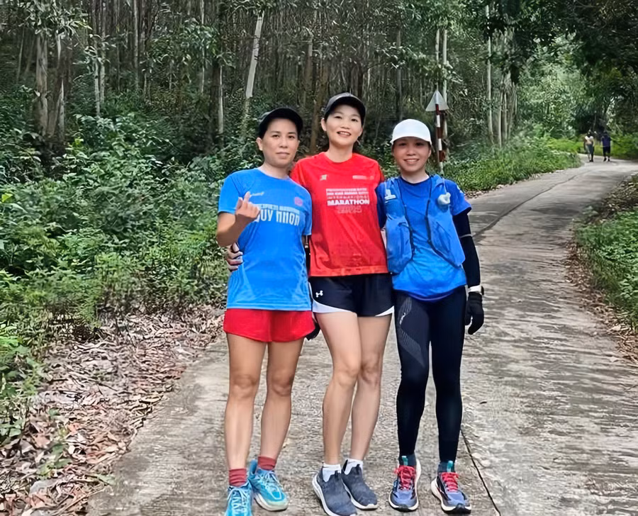 Từ việc việc bắt đầu trải nghiệm ở cung đường núi Vũng Chua, chị Phương Anh (bên phải) đã chinh phục những cung đường chạy địa hình khắc nghiệt trong 2 năm qua. Ảnh: NVCC