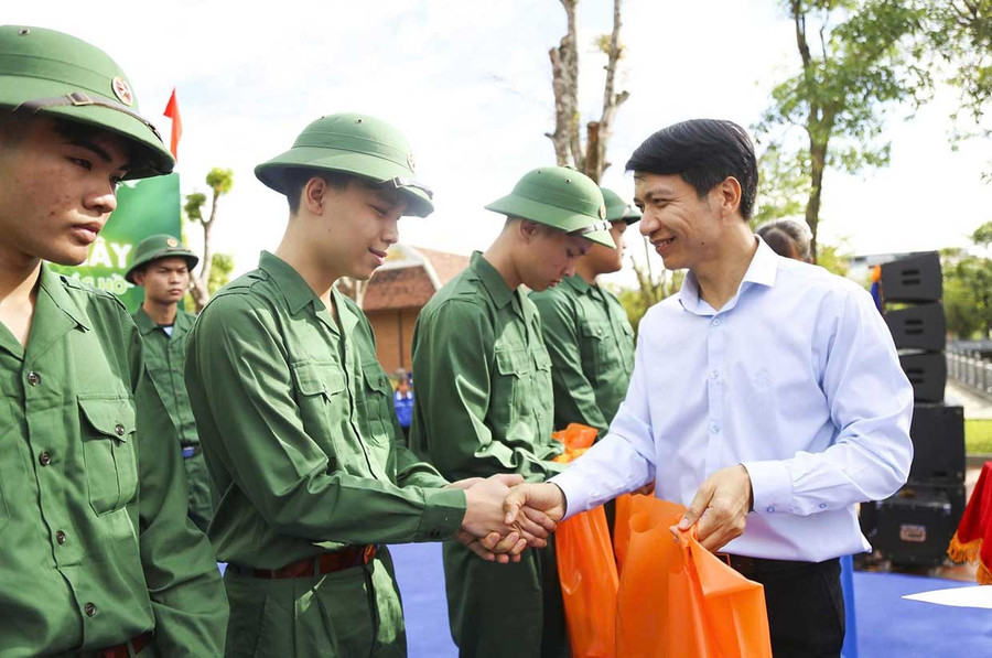 Phó Bí thư Tỉnh ủy, Chủ tịch Ủy ban Mặt trận Tổ quốc Việt Nam tỉnh Nguyễn Ngọc Lương tặng quà động viên thanh niên trước khi lên đường nhập ngũ.