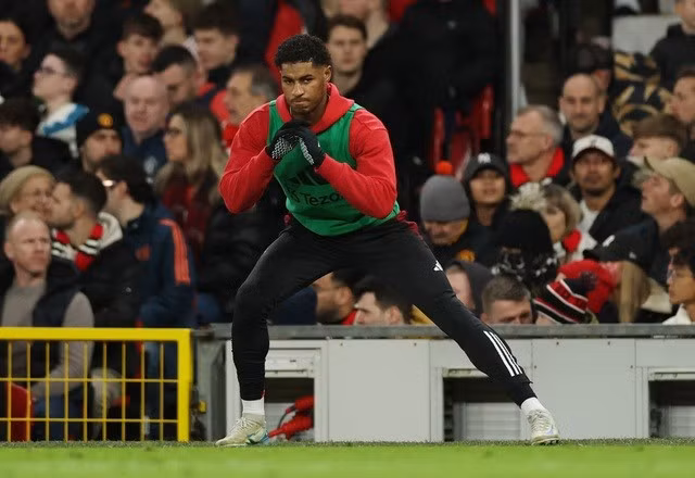 Marcus Rashford khởi động nhưng vẫn không được ra sân thi đấu