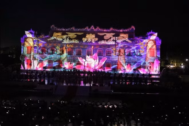 Nghệ thuật trình diễn ánh sáng 3D mapping ấn tượng ở kỳ Festival Huế 2024. (Ảnh: CTV/Vietnam+)