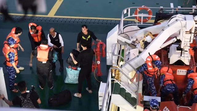 Các thuyền viên người Trung Quốc trên tàu cảnh sát biển 8005. ẢNH: CẢNH SÁT BIỂN