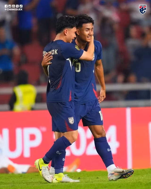Suphanat (phải) nhiều khả năng sẽ không đá chính ở chung kết lượt đi với Việt Nam (Ảnh: FAT)