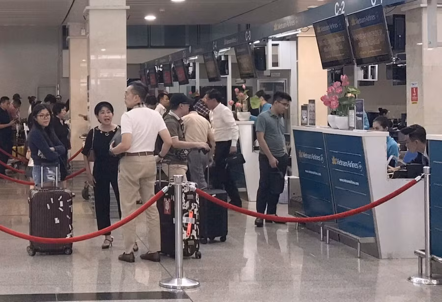 Người dân chờ làm thủ tục tại Hãng hàng không Vietnam Airlines.