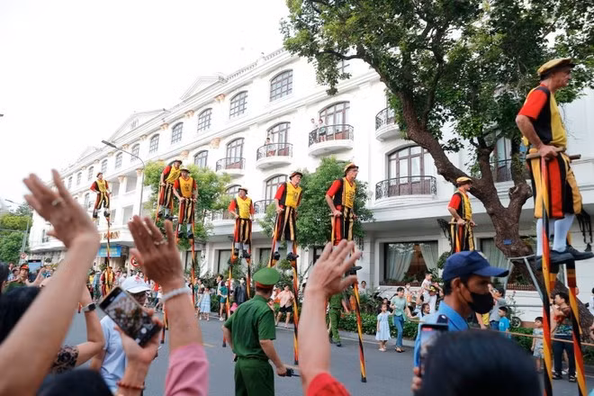 Festival Huế giờ đây còn là điểm hẹn của các đoàn nghệ thuật quốc tế. (Ảnh: CTV/Vietnam+)