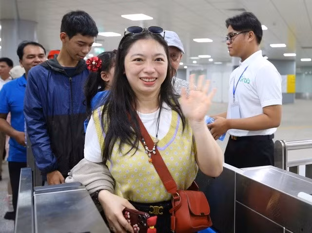 Từ ngày 2-1-2025, người dân có thể tạo mã QR Code trên ứng dụng Công dân TP HCM để đi tàu miễn phí trong thời gian từ nay đến hết ngày 20-1-2025 - Ảnh: HOÀNG TRIỀU