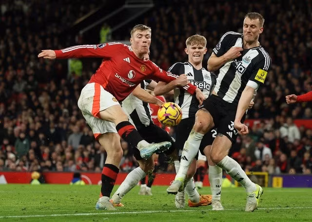 Rasmus Hojlund bỏ lỡ cơ hội thu hẹp cách biệt cho Man United