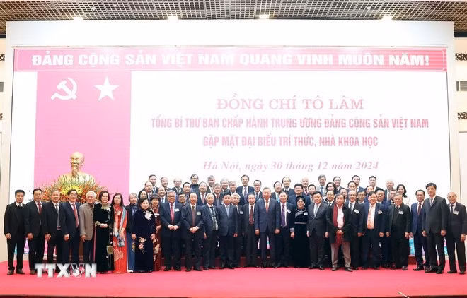 Tổng Bí thư Tô Lâm và các đại biểu tri thức, nhà khoa học. (Ảnh: Thống Nhất/TTXVN)