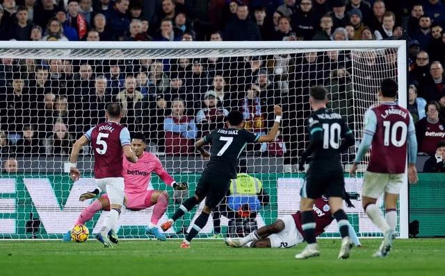 Luis Diaz mở tỉ số cho Liverpool