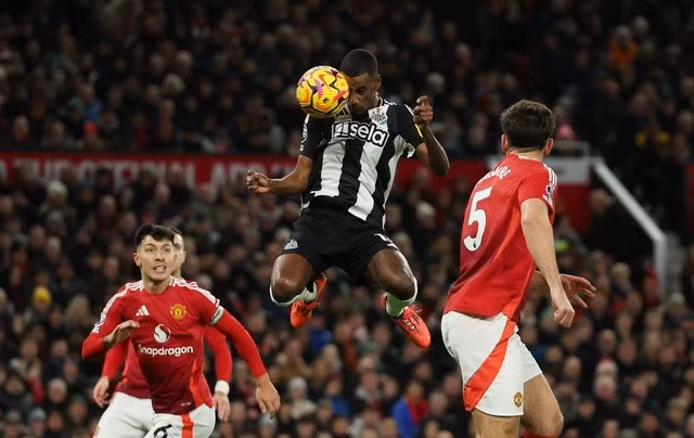 Alexander Isak đánh đầu ghi bàn mở tỉ số cho Newcastle
