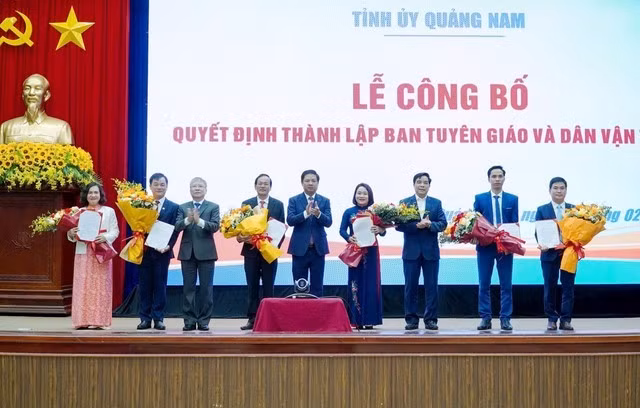 Thường trực Tỉnh ủy trao quyết định và tặng hoa chúc mừng lãnh đạo Ban Tuyên giáo và Dân vận Tỉnh ủy