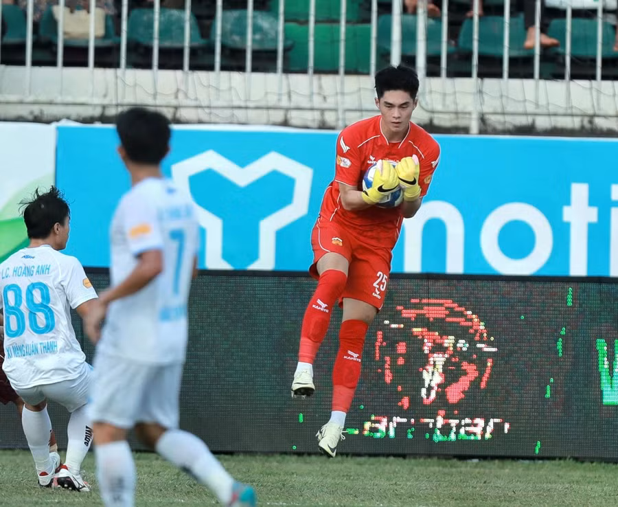 Trung Kiên hứa hẹn sẽ là sự lựa chọn số 1 trong khung thành đội tuyển U.22 Việt Nam. ảnh: Minh Trần